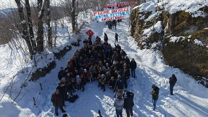 Ordu’da yaklaşık 100 kişinin tek sıra halinde karda kayması renkli görüntüler oluşturdu
