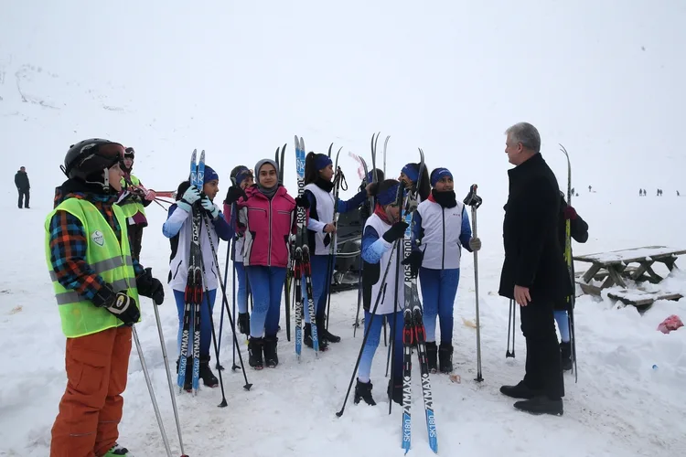 Muşlu kayakçılar dondurucu soğukta şampiyonalara hazırlanıyor