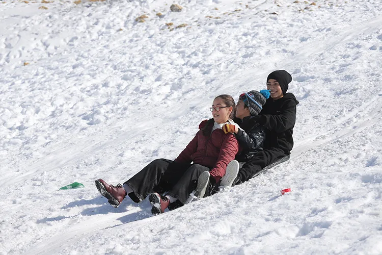 Mersin’in beyaza bürünen Sertavul Yaylası tatildeki çocukları ağırlıyor