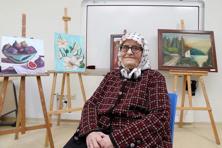 81 yıllık ömründe onlarca kursa katılan Esme teyze eğitim sevgisiyle örnek oluyor