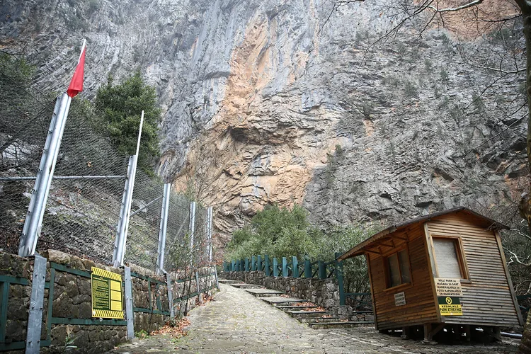 Altınbeşik Mağarası’nın yürüyüş yolu çelik kafesle korunacak