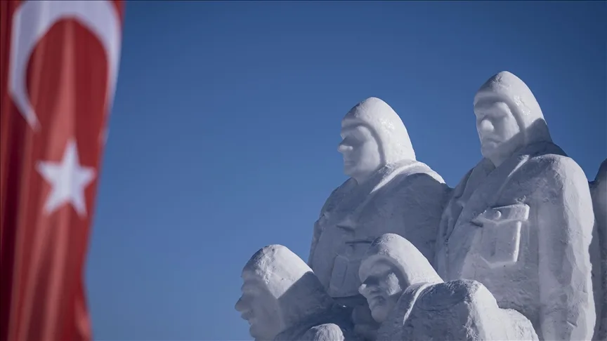 Sarıkamış şehitleri anısına kardan yapılan heykeldeki Türk bayrağı karanfillerle kaplandı