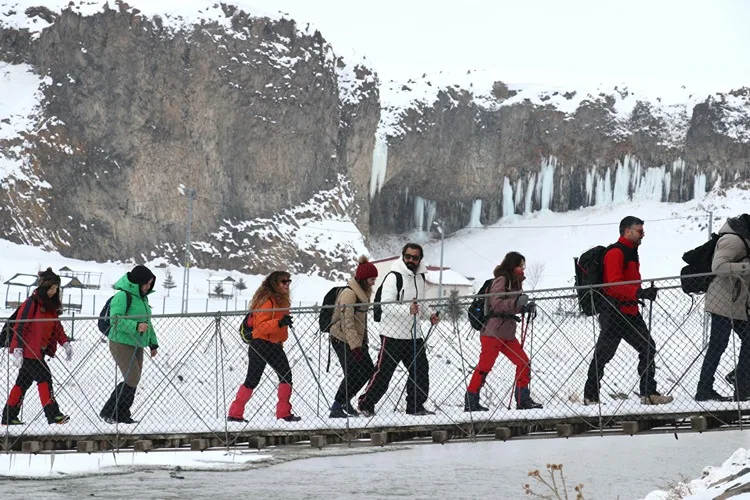 Beyaz örtüyle kaplanan doğa harikası Murat Kanyonu trekking sevenlerin rotasında