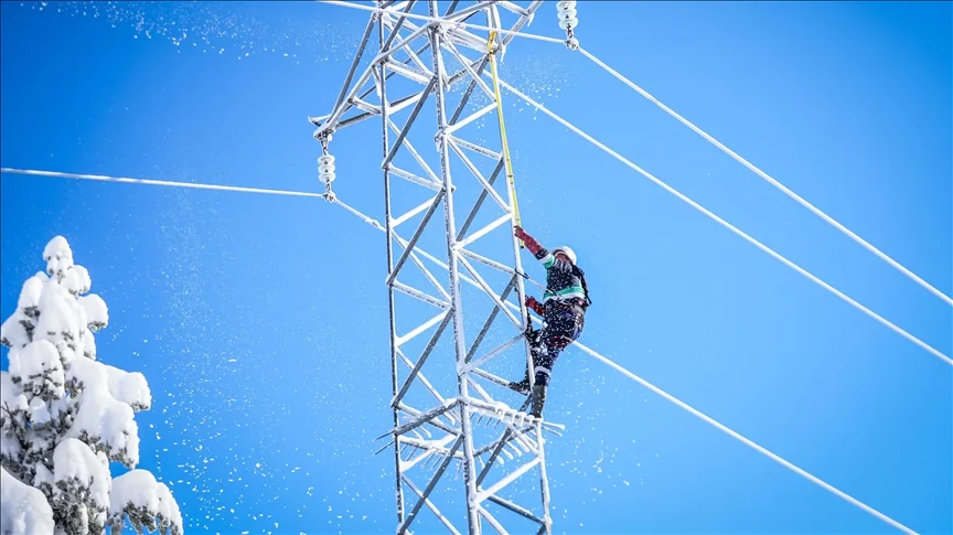Uludağ’da elektrik dağıtım ekipleri kesintisiz enerji için zorlu koşullarda çalışıyor