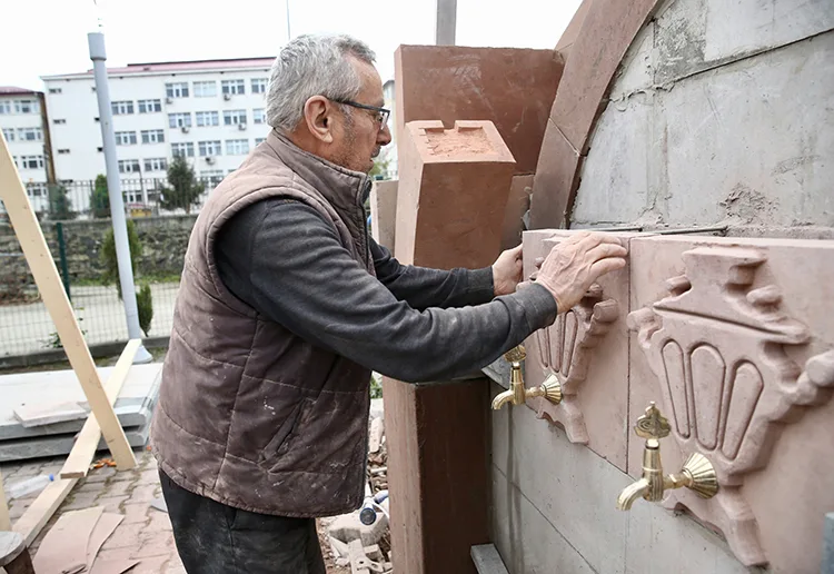 Yardımcı olmak için başladığı taş işlemeciliğiyle 12 yılda 164 çeşme yaptı