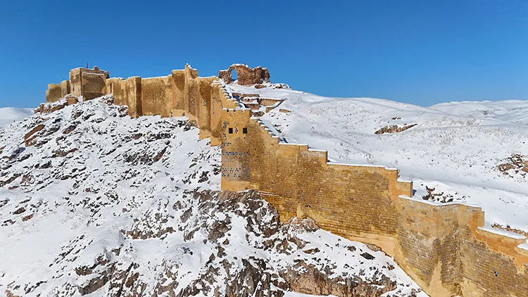 Karla kaplanan Bayburt Kalesi dronla görüntülendi