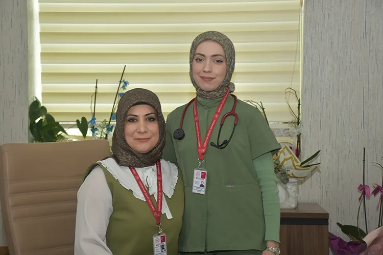 Hemşire anne ile doktor kızı aynı hastanede mesai arkadaşı oldu