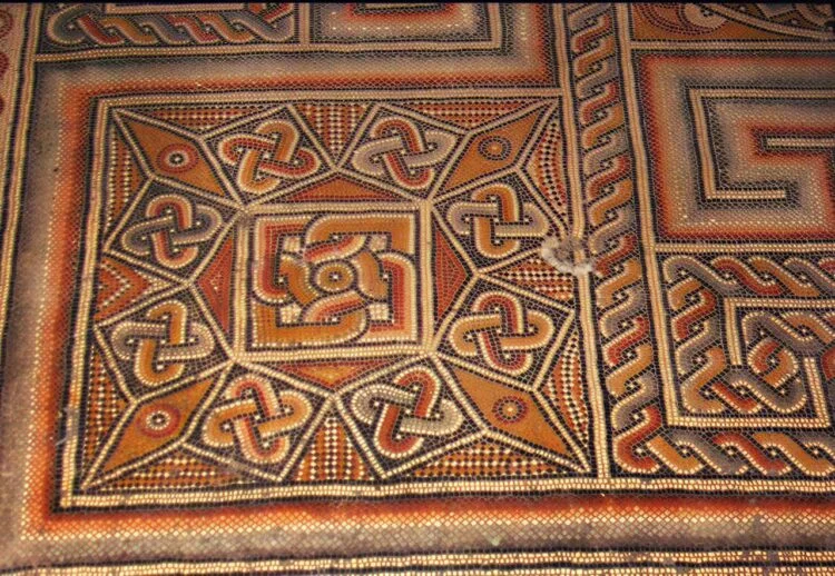 Modern İzmir’in altında Süleyman Düğümü motifine sahip nadir bir Geç Roma mozaiği keşfedildi.