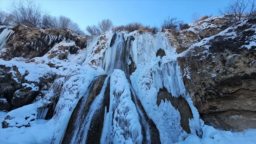 Büyük bölümü donan Erzincan’daki Girlevik Şelalesi’nde buz sarkıtları oluştu