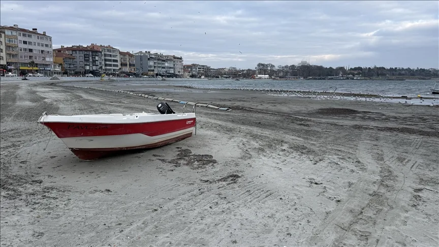 Tekirdağ’da Marmaraereğlisi sahilinde deniz suyu çekildi