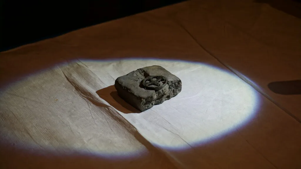 Brandenburg’da 1.000 Yıllık Bronz Tekerlekli Haç Keşfedildi