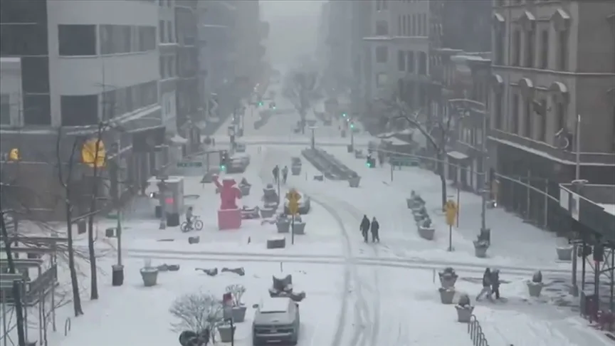 ABD’yi etkisi altına alan kar fırtınası ve soğuklarda 920 bine yakın kişi elektriksiz kaldı