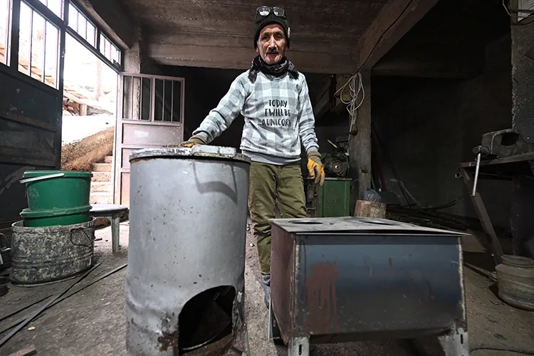 Düzceli usta, 35 yıldır ürettiği Mengen sobalarıyla evleri ısıtıyor