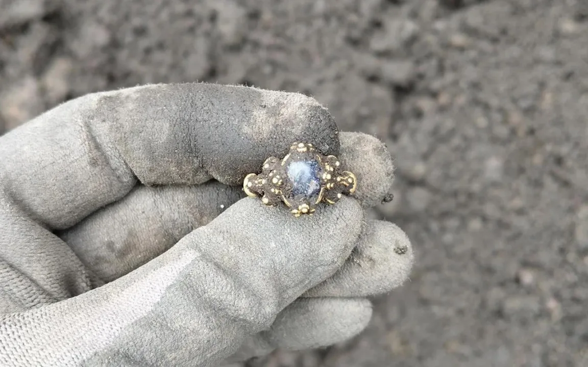 Tønsberg’de bulunan nadir ortaçağ altın yüzüğü, dönemin inançlarını ve zanaatkarlığını ortaya koyuyor.