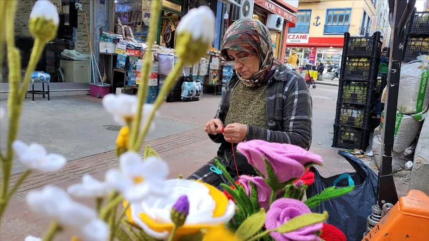 Örgü iplerini “solmayan çiçeklere” dönüştürüyor