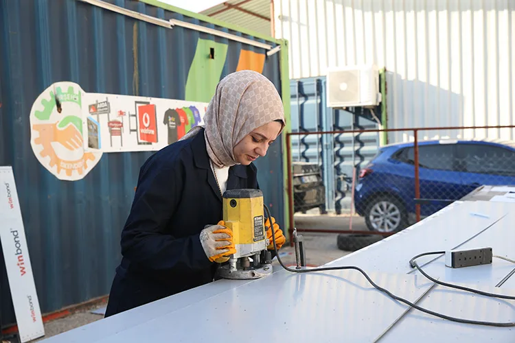 Depremde iş yeri yıkılan kadın girişimcinin yüzü yeni atölyeyle güldü