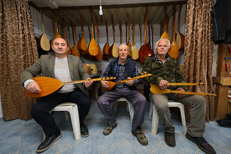 Seydikemerli Orhan usta 37 yıldır 5 metrekarelik atölyesinde bağlama ve cura üretiyor