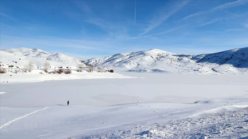 Sivas’ta Yıldız Göleti’nin yüzeyi buz tuttu