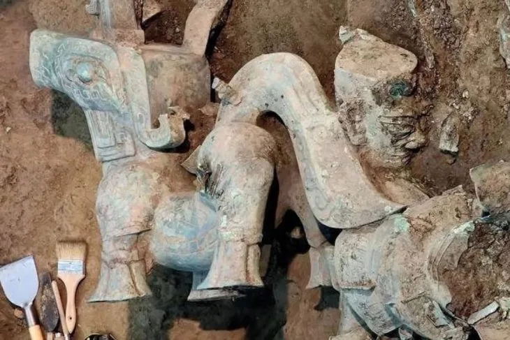 Arkeologlar Sanxingdui kalıntılarında en büyük bronz heykeli buldu.