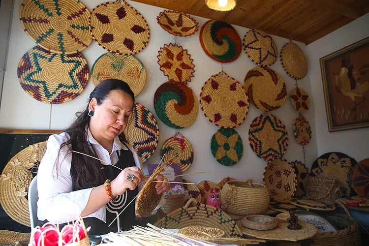 Depremde iş yeri yıkılan hasır örme sanatçısının yüzü Kültür ve Sanat Çarşısı’nda güldü