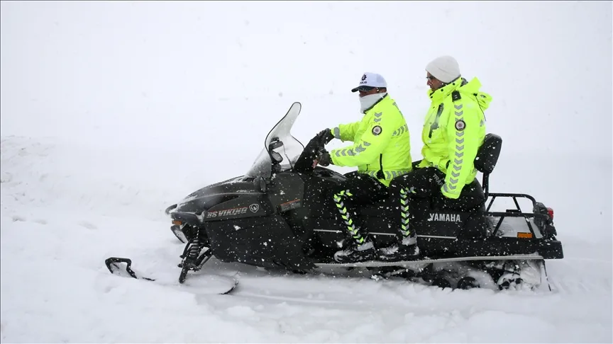 Bitlis’te trafik polisleri acil durumlara müdahale için kar motoru kullanıyor