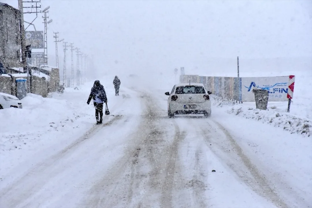 Doğuda kar esareti: 6 ilde 1995 yerleşim yerine ulaşım sağlanamıyor