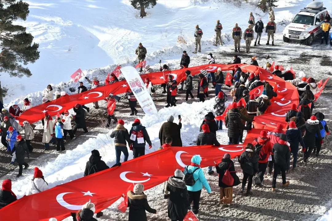 Vatandaşlar, Sarıkamış şehitlerini anmak için Allahuekber Dağları’nda yürüdü