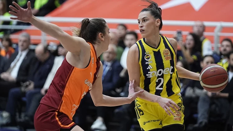 Fenerbahçe’ye  bir şampiyonluk kupası da bayan basketçilerinden. Fenerbahçe Opet 86-66 Galatasaray Çağdaş Faktoring