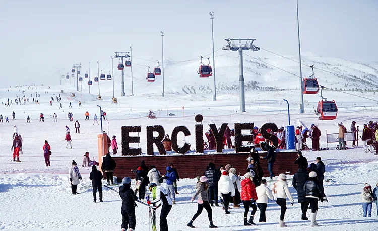 Sezonu geç açan Erciyes, 23 günde 550 bin kişi ağırladı