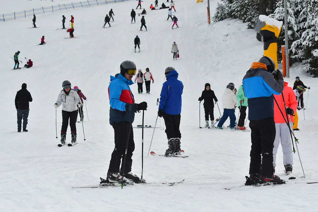 Kar kalınlığının 1,5 metreyi aştığı Sarıkamış Kayak Merkezi’nde yoğunluk yaşanıyor