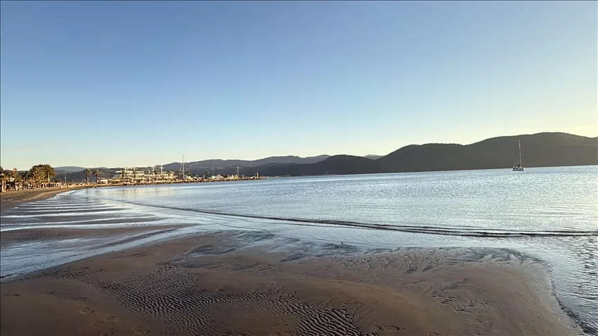 Muğla’nın Akyaka sahilinde deniz suyu çekildi