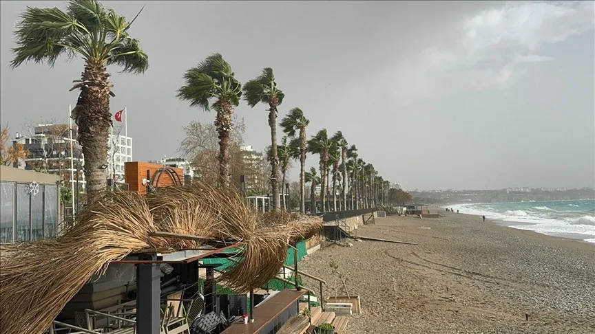 Antalya’da kuvvetli rüzgar ve fırtına etkili oluyor