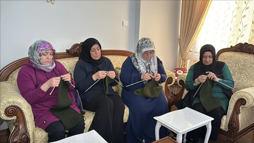 Erzincan’da kadınlar sınırda görevli Mehmetçiğe bere, eldiven ve çorap örüyor