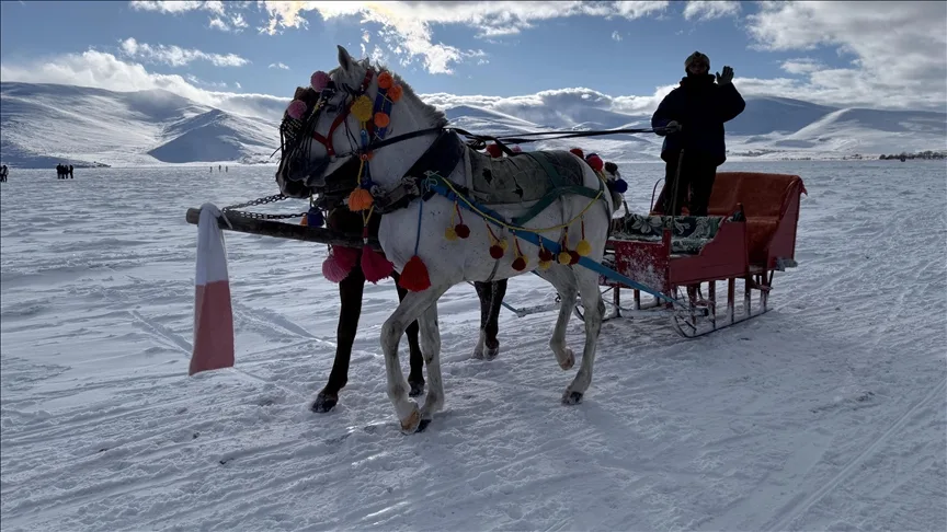 Yüzeyinin tamamı donan Çıldır Gölü’nde hafta sonu yoğunluğu yaşanıyor