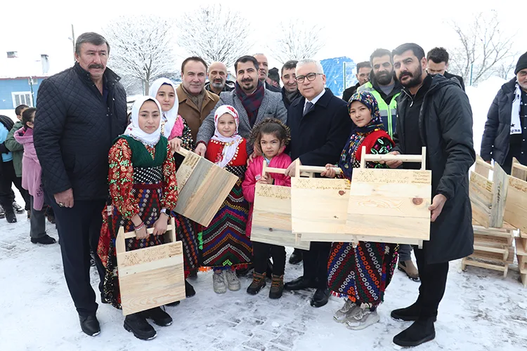 Sivas’ta poşet ve leğenle kayan çocuklara tahta kızak hediye edildi