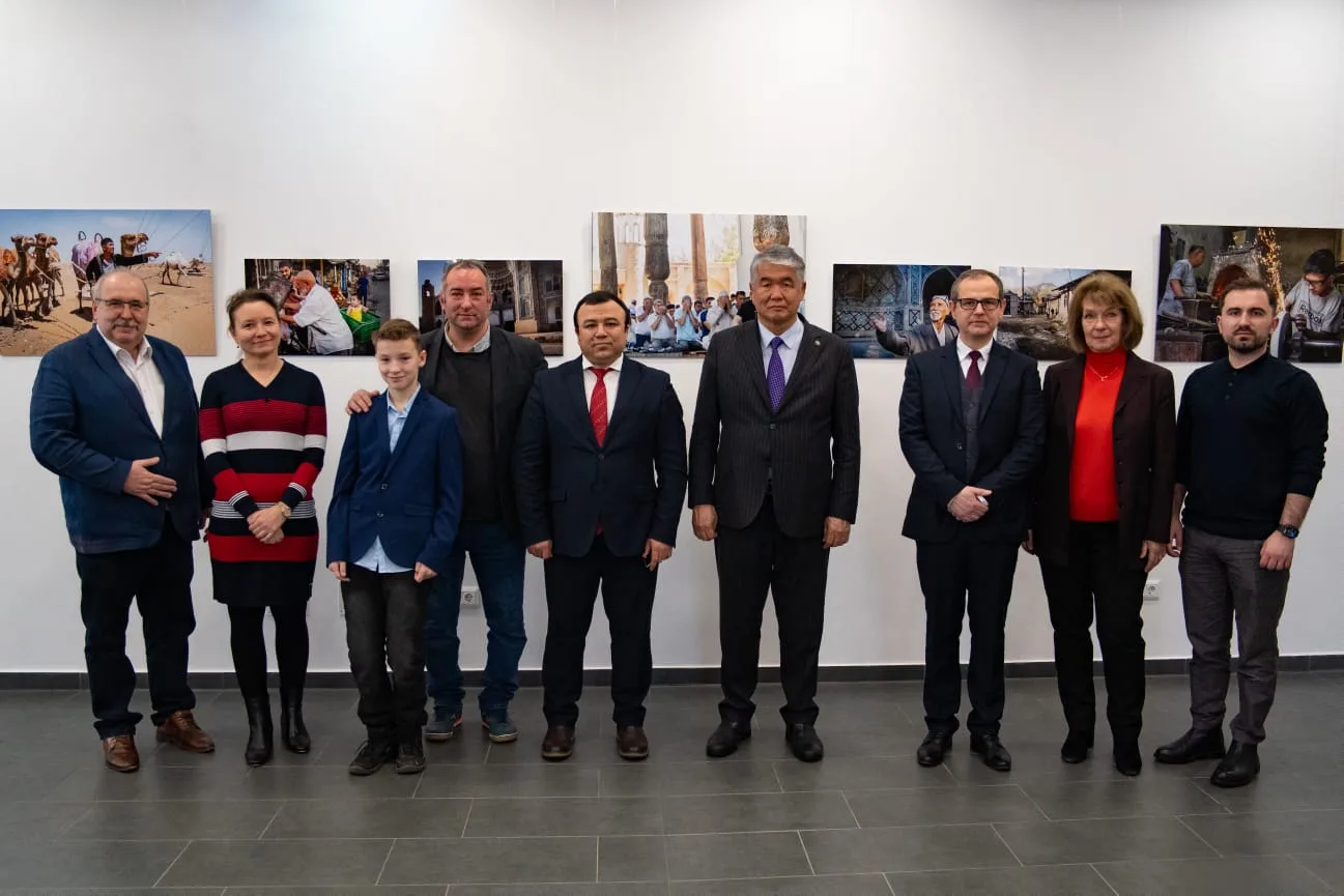 İpek Yolu Boyunca Sokak Manzaraları Fotoğraf Sergisi Macaristan’da Açıldı