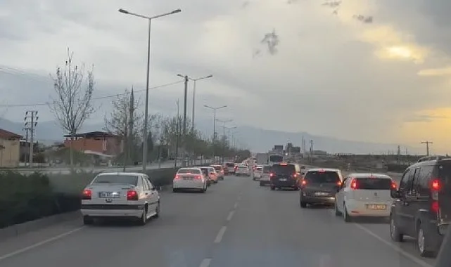 Denizli’de trafikte fermuar sistemiyle ambulansa yol verdiler
