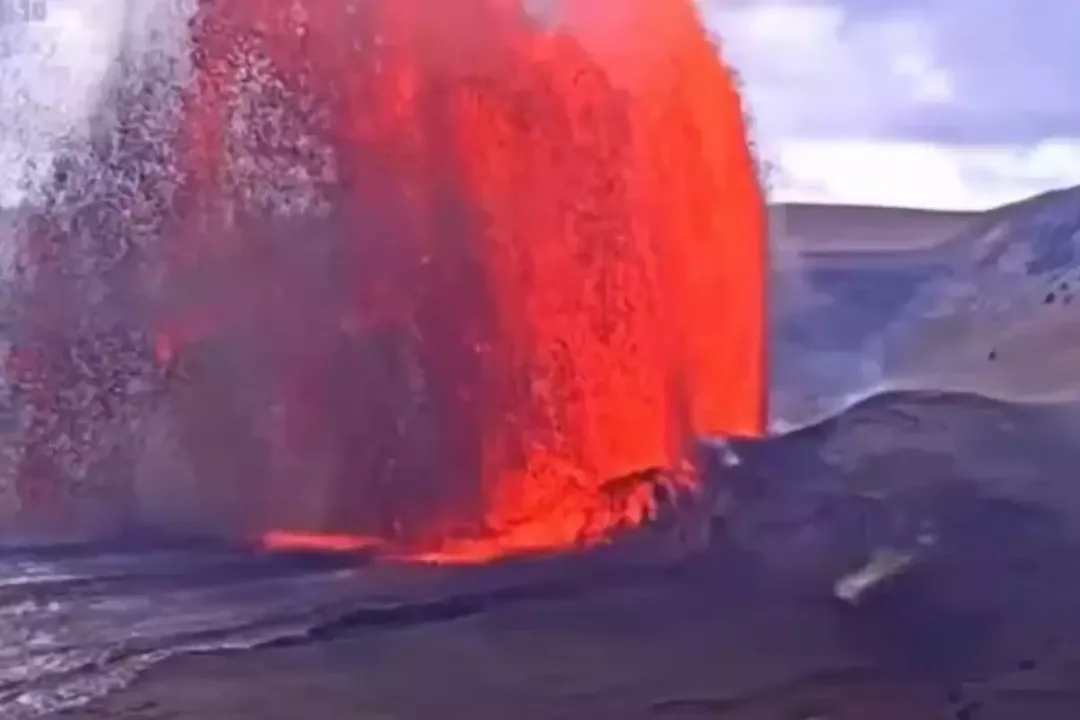 Dev yanardağı durmuyor: 6 saat boyunca lav püskürttü