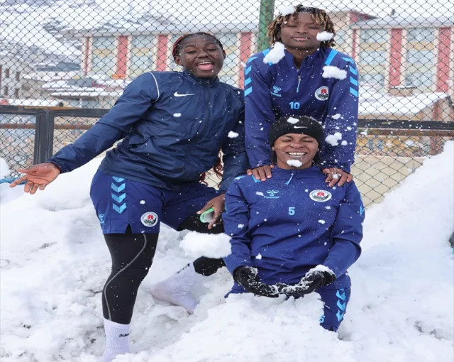 Hakkarigücü Kadın Futbol Takımı’ndaki oyuncular hayatlarında ilk defa kar görmenin şaşkınlığını yaşıyor