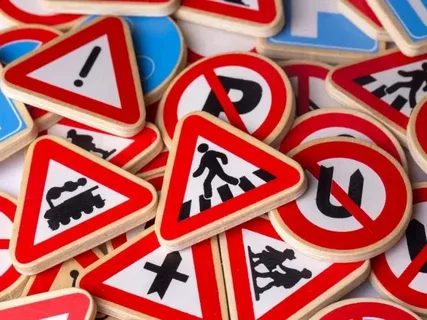 Tartışılan trafik levhaları kaldırıldı