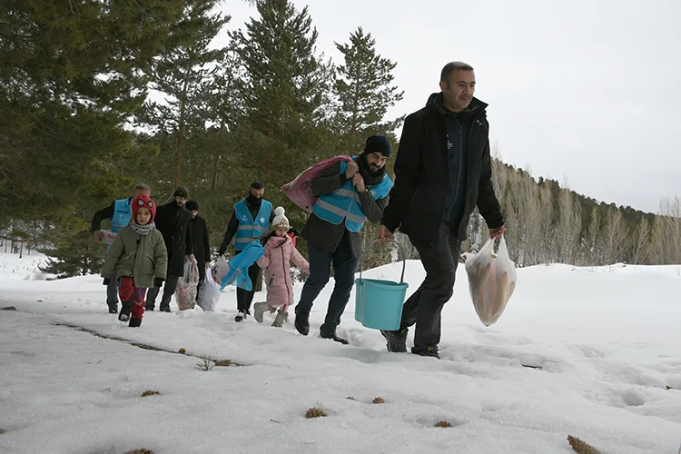 İmamlar zorlu kış şartlarında yiyecek bulamayan yaban hayvanlarına yem taşıyor