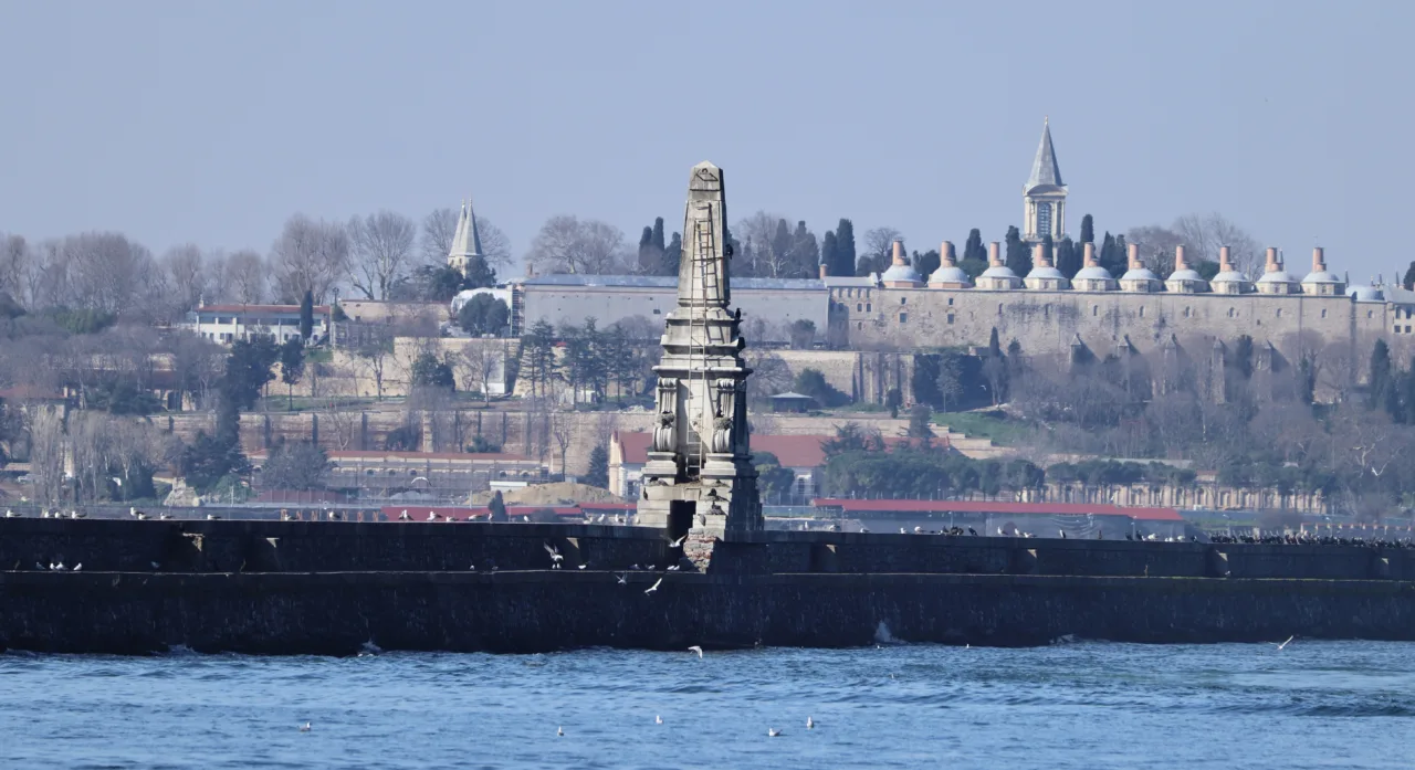 Marmara Denizi’nin Ortasında Bir Anıt