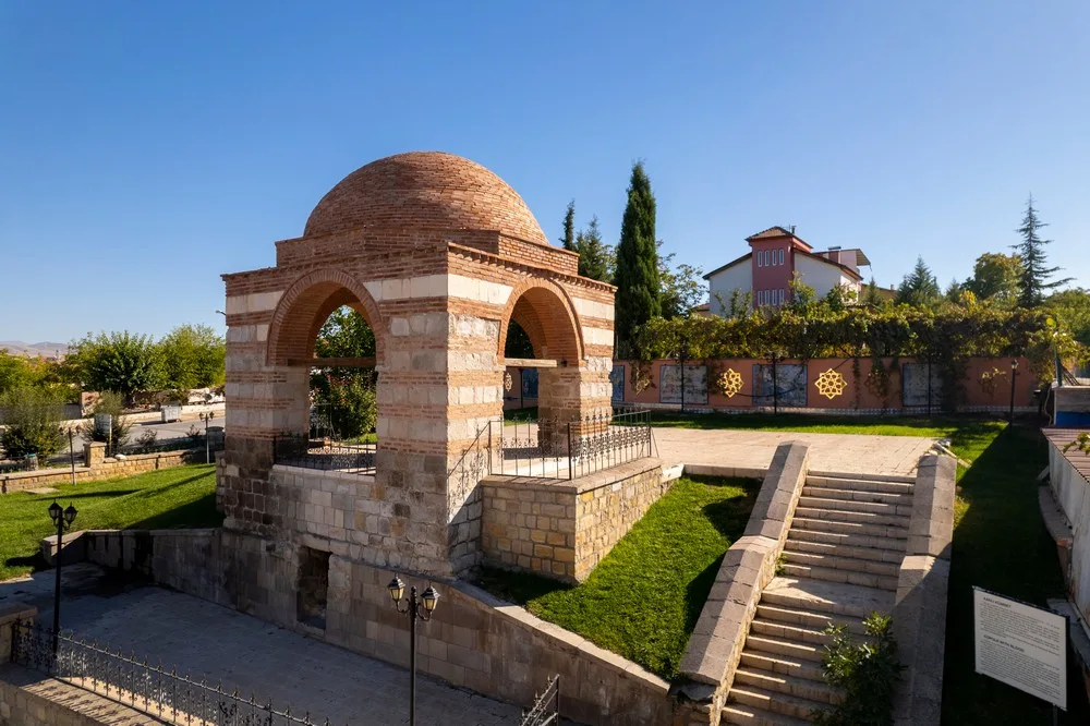 Bir Selçuklu Mirası: Kanlı Kümbet