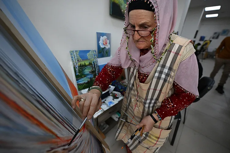 Çocukluk tutkusunun peşinden giderek yaşlılığında fırçayı eline aldı