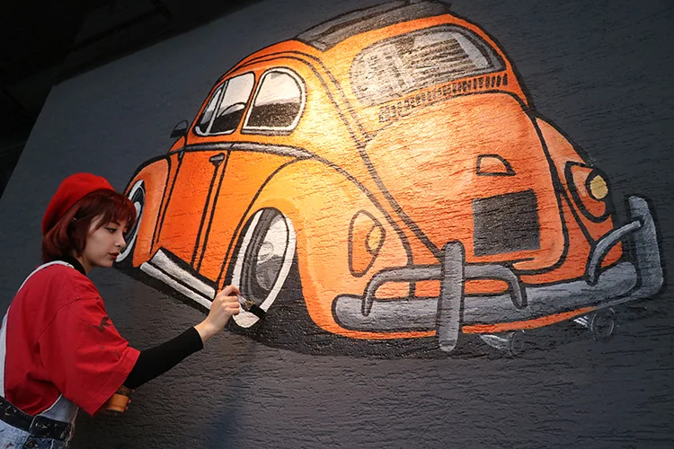 Depremzede genç kadın ressamın tuvali, halı ve duvarlar oldu