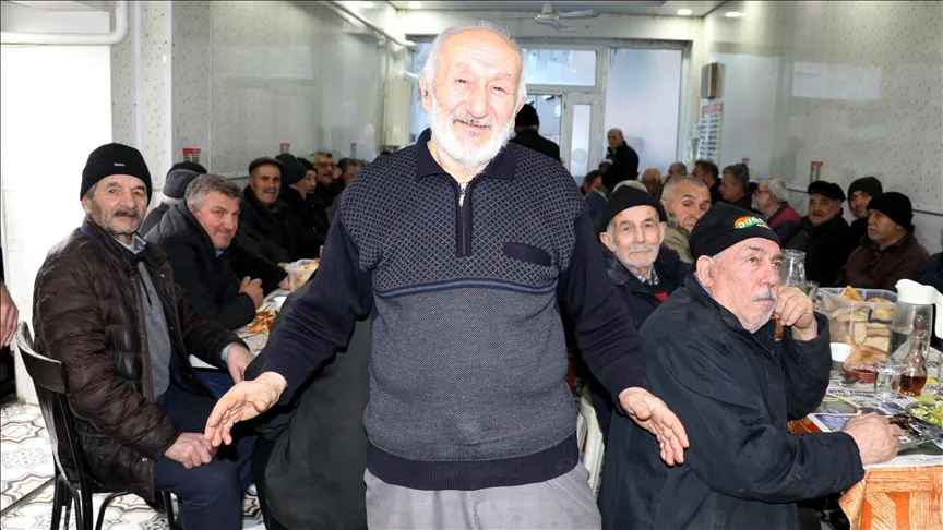 Kütahyalı lokantacı 51 yıldır ramazanda her gün 120 kişilik iftar sofrası kuruyor