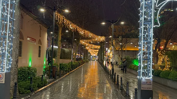 İstanbul’da cadde ve sokaklar ramazan temalı süslemelerle ışıklandırıldı