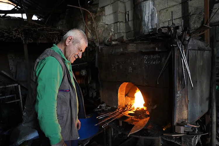 Yarım asrı aşkın süredir dövdüğü demiri tarım aletlerine dönüştürüyor