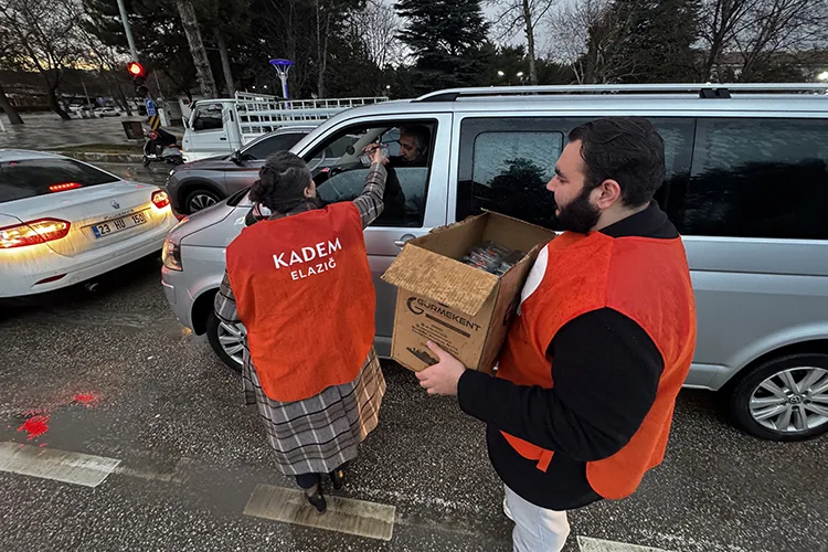 Annelerin hazırladığı çörek ve kurabiyeleri gençler iftarı yolda karşılayanlara ikram ediyor