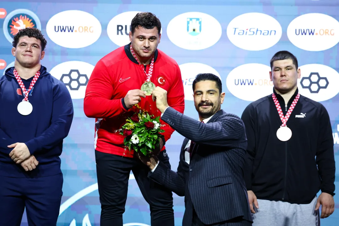 Rıza Kayaalp mindere madalya ile döndü